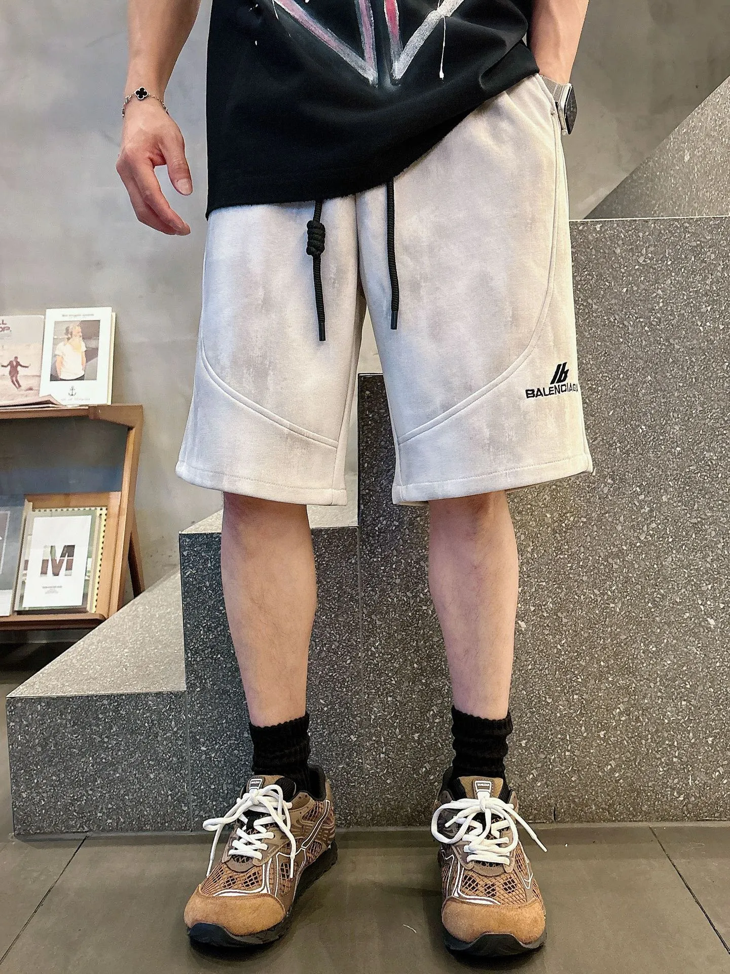 Balenciaga's three-standard complete 2026 summer New Arrival men's casual shorts, advanced custom-made Breathable fabric, Breathable fabric, extremely stretchy and comfortable, impeccable details, top-grade accessories, original logo design concept, delicate and soft feel! The upper body fit is awesome! Size: M-XXXL Please state your height and weight when ordering